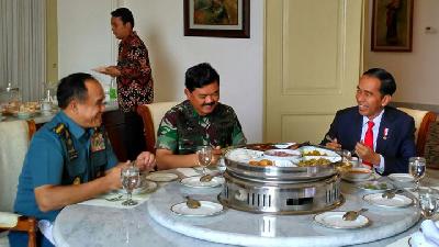Jokowi Makan Siang Bareng Panglima TNI Marsekal Hadi Tjahjanto