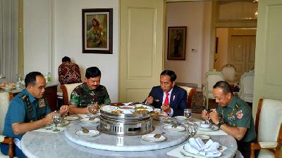 Jokowi Makan Siang Bareng Pimpinan TNI, Bahas Soliditas TNI-Polri