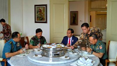 Pulang dari KTT OKI, Jokowi Undang Panglima dan Kastaf Angkatan