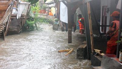 Tanggul Kembali Jebol, Warga Jati Padang Kebanjiran