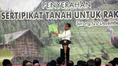 Jokowi Serahkan 705.194 Sertifikat untuk 5 Provinsi