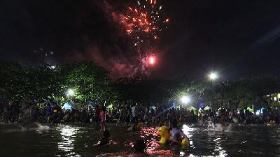 Tahun Baru 2018, Ribuan Pengunjung Padati Pantai Ancol