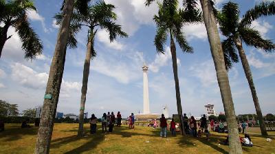 Berlibur Tahun Baru di Monas, Warga Bersantai di Atas Rumput