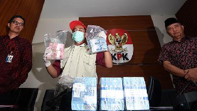 Ini Gepokan Uang Rp 6,7 Miliar dalam OTT di Kalsel