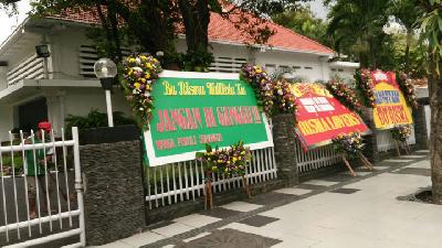Tolak Risma Jadi Cawagub Jatim, Pendukung Kirim Karangan Bunga