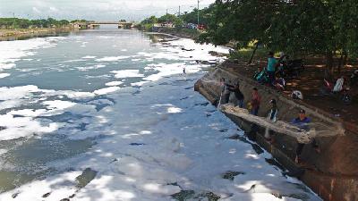 Sandiaga Uno Sebut Air Berbusa di Marunda dari Limbah Cucian