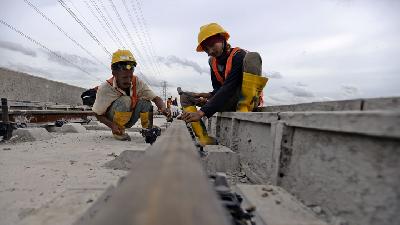 Intip Proses Pemasangan Rel Proyek LRT Kelapa Gading-Velodrome