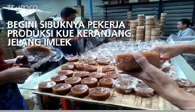 Begini Sibuknya Pekerja Produksi Kue Keranjang Jelang Imlek