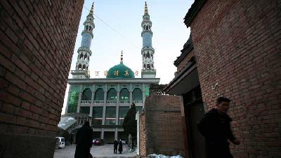 Muslim Cina Protes Penghancuran Masjid, Gereja Ditutup