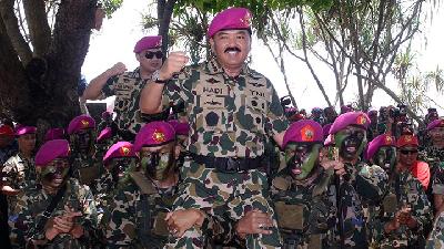 Panglima TNI Hadi Tjahjanto Jadi Warga Kehormatan Marinir