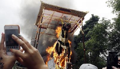 Megahnya Prosesi Kremasi Ratu Ubud di Bali