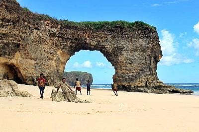 4 Pantai Berbatu Bolong yang Hits untuk Swafoto di Indonesia