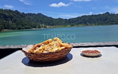 Sarapan Pisang Goroho Sambal Roa Berlatar Pemandangan Danau Linow