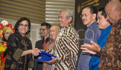 Sri Mulyani Serahkan Penghargaan ke 31 Wajib Pajak Besar