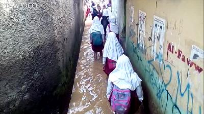 Siswa SD Terobos Banjir Untuk Ikuti Ujian di Dayeuhkolot