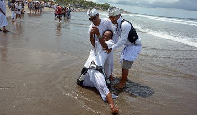 Sucikan Hari Raya Nyepi, Ritual Melasti Digelar di Bali