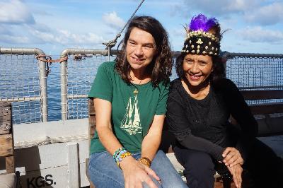 Ajak Anak dan Cucu, Susi Pudjiastuti Kunjungi Kapal Greenpeace