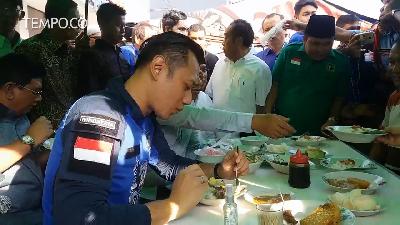Gaya AHY saat Awali Blusukan dengan Makan Nasi Uduk