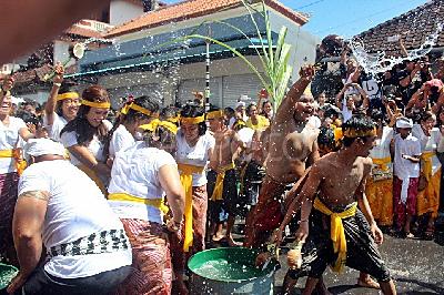 Tradisi Siat Yeh Usai Nyepi Digelar dengan Berbagai Pembaruan