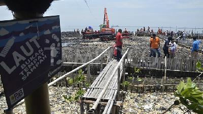 Sampah Rumah Tangga Cemari Teluk Jakarta