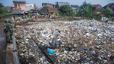 Baru Sehari Bersih, Sampah Menumpuk Lagi di Muara Citarum