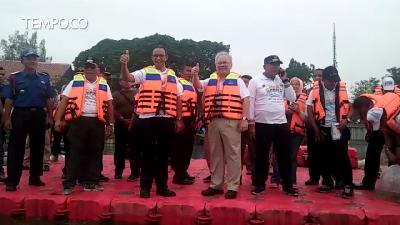 Saat Anies Baswedan Naik Rakit di Danau Sunter