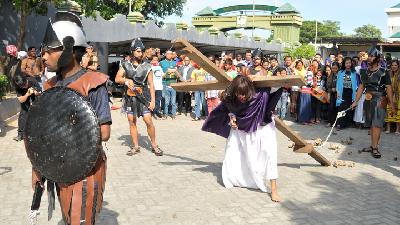 Di Palangka Raya, Warga Bermalam di Pekuburan Merayakan Paskah