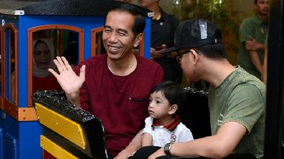 Keseruan Jokowi Ajak Cucunya Bermain di Mall Paragon Solo