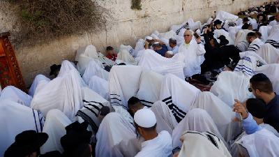 Rayakan Paskah, Ribuat Umat Yahudi Berdoa di Tembok Ratapan