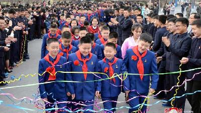 Suasana Siswa Korea Utara saat Hari Pertama Sekolah