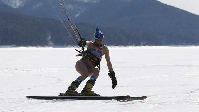 Sensasi Bermain Snowkiting Hanya Menggunakan Bikini