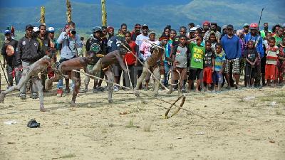 Keseruan Anak-anak Papua Bermain Permainan Tradisional, Puradan