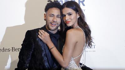 Paris Saint-Germain: Neymar Ucapkan Selamat sambil Main Poker