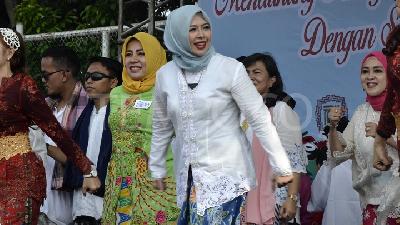 Hari Kartini: Nur Asia Uno Pimpin Senam dengan Berkebaya