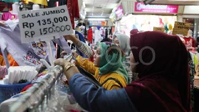 Jelang Bulan Ramadan Pasar Tanah Abang Masih Terlihat Sepi