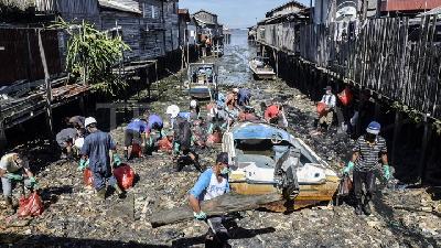 Giat Warga Bersihkan Sampah dan Sisa Ceceran Minyak Pertamina