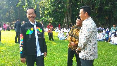 Beri Kuis Asian Games pada Pelajar SMA, Jokowi Bagi Sepeda