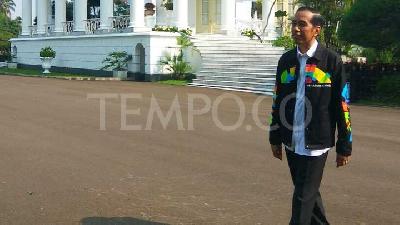 Gaya Santai Jokowi Pamerkan Jaket Asian Games