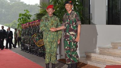 Gaya Jokowi Kenakan Baju Militer Sambut Sultan Hassanal Bolkiah