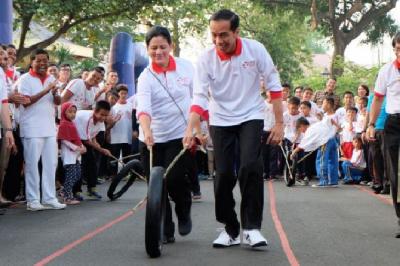 Jokowi Blusukan ke Pasar Gede Klaten, Ia Membagikan Buku
