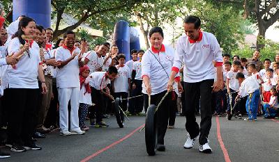 Gaya Jokowi Jajal Permainan Tradisional di Istana