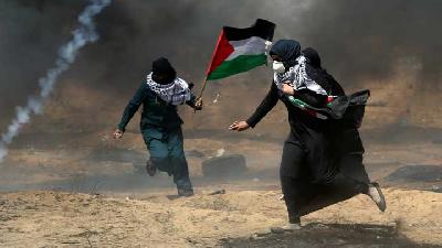 Aksi Wanita Palestina saat Bentrokan dengan Tentara Israel