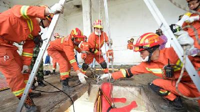 Aksi Petugas Penyelamat Jelang Peringatan 10 tahun Gempa Sichuan