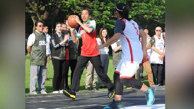 Aksi Jokowi Bermain Basket dengan Pemain DBL