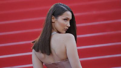 Cantiknya Bella Hadid di Premier Film Festival Film Cannes