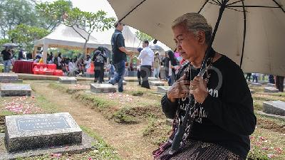 Keluarga Korban Tragedi Mei 1998 Tabur Bunga di Makam
