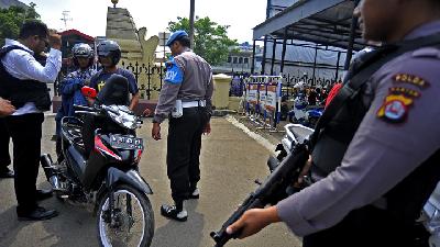 Bom di Surabaya dan Jakarta Siaga 1: Body Check di Polda Metro
