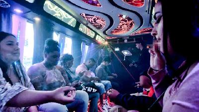 Wisatawan Menikmati Ganja dalam Bus saat Mengikuti Tur
