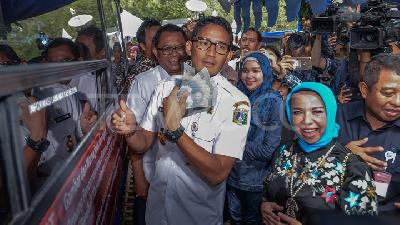 Gaya Sandiaga Uno Saat Tinjau Pelayanan Penukaran Uang di Monas
