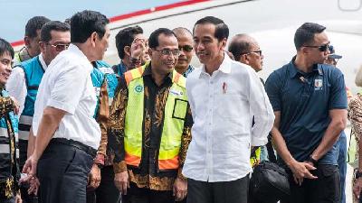 Di Kuningan, Jokowi Tinjau Bendungan dan Bagi Sertifikat Tanah